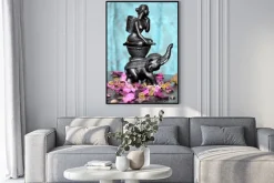 Plakat: Pamiątkowe słonia z dziewczyną na niebieskim tle