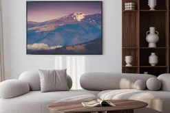 Plakat: Panoramiczny krajobraz górski wiosną.