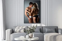 Plakat: Para heteroseksualna czule pieszcząc się wzajemnie