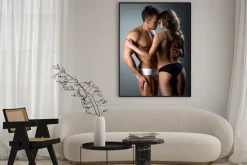 Plakat: Para heteroseksualna czule pieszcząc się wzajemnie