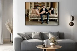 Plakat: Para na retro kanapie