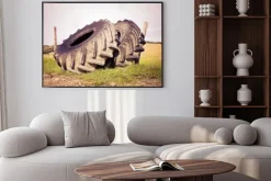 Plakat: Para opon dużym ciągnikiem zdemontowane i pozostawione w języku