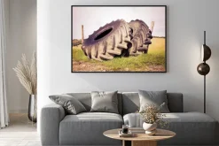 Plakat: Para opon dużym ciągnikiem zdemontowane i pozostawione w języku