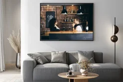 Plakat: Para w barze z dwa kieliszki wina