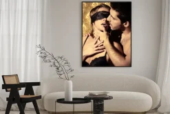 Plakat: Para w intymnej scenie