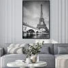 Plakat: Paryski klimat w czerni i bieli wieża eiffla