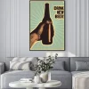 Plakat: Pij nowe piwo! plakat typograficzny styl vintage piwo. ręka trzyma