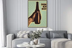 Plakat: Pij nowe piwo! plakat typograficzny styl vintage piwo. ręka trzyma
