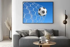 Plakat: Piłka w bramce na tle nieba