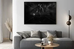 Plakat: Piłkarz wykonujący trik z piłką na ciemnym tle