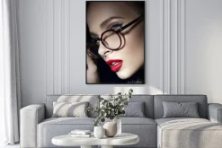 Plakat: Piękna dziewczyna z czerwonymi ustami