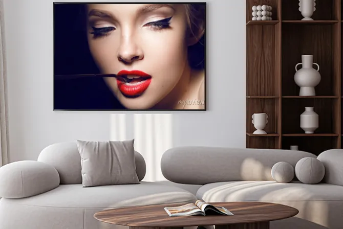 Plakat: Piękna dziewczyna z czerwonymi ustami i hollywood uzupełnić