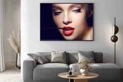 Plakat: Piękna dziewczyna z czerwonymi ustami i hollywood uzupełnić