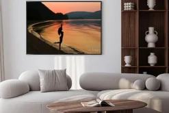 Plakat: Piękna i seksowna kobieta, długie włosy na plaży o zachodzie