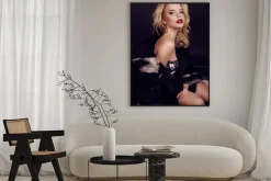 Plakat: Piękna kobieta z blond włosy nosi luksusowy maskowy, futra i