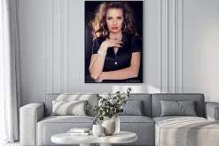 Plakat: Piękna kobieta z kręcone włosy i makijaż wieczorowy. biżuteria