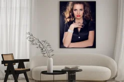 Plakat: Piękna kobieta z kręcone włosy i makijaż wieczorowy. biżuteria