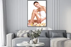 Plakat: Piękna młoda kobieta przy użyciu kremu.