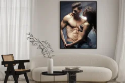 Plakat: Piękna młoda uśmiechnięta para w miłości obejmującego kryty