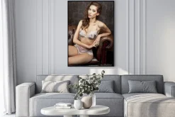 Plakat: Piękna, seksowna brunetka w bieliźnie w luksusowym apartamencie