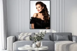 Plakat: Piękna twarzy młoda seksowna dziewczyna w czarnej sukience