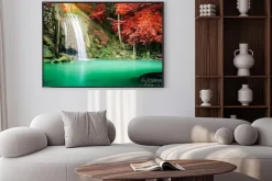 Plakat: Piękne wodospad w lesie jesienią