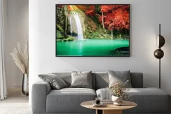 Plakat: Piękne wodospad w lesie jesienią