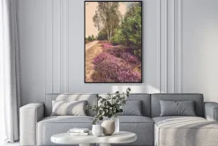 Plakat: Piękny krajobraz las z kwitnące wrzosy przez wiejskiej drodze