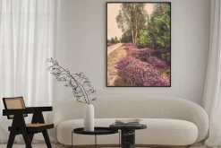 Plakat: Piękny krajobraz las z kwitnące wrzosy przez wiejskiej drodze