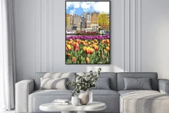 Plakat: Piękny krajobraz z tulipanów i domy w amsterdamie, holandia