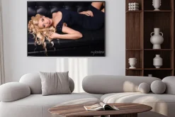 Plakat: Piękny uroczy kobieta z długimi blond włosy nosi eleganckie ubrania