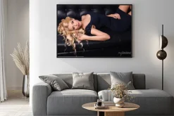 Plakat: Piękny uroczy kobieta z długimi blond włosy nosi eleganckie ubrania