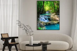 Plakat: Piękny wodospad w tajlandii lasów tropikalnych