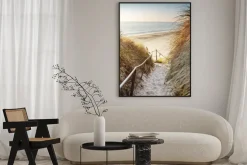 Plakat: Plaża z widokiem na błękitne morze i zachodzące słońce