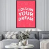Plakat: Podążaj za marzeniami. inspirujące (motywacyjny) cytat na czerwonym