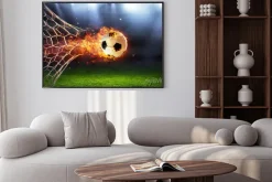Plakat: Płonąca piłka w bramce na stadionie
