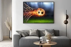 Plakat: Płonąca piłka w bramce na stadionie