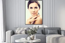 Plakat: Portret kobiety z nagimi ramionami