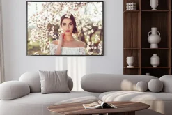 Plakat: Portret młodej kobiety w ukwieconym ogrodzie wiosną tim