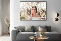 Plakat: Portret młodej kobiety w ukwieconym ogrodzie wiosną tim