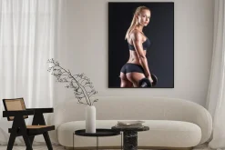 Plakat: Portret pięknej dziewczyny sportowca z hantle w studio