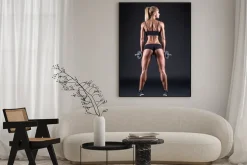 Plakat: Portret pięknej dziewczyny sportowca z hantle w studio