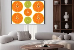 Plakat: Połówki pomarańczy i wapna na białym tle