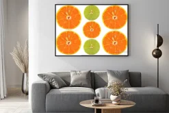 Plakat: Połówki pomarańczy i wapna na białym tle