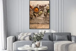 Plakat: Przyprawy i dzwonki na drewnianym stole