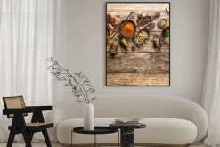 Plakat: Przyprawy i dzwonki na drewnianym stole