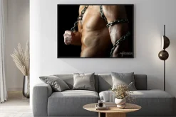 Plakat: Przystojny i muskularny facet z łańcuchem