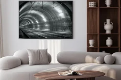 Plakat: Pusty tunel metra