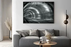 Plakat: Pusty tunel metra