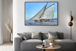 Plakat: Płynąca żaglówka na morzu